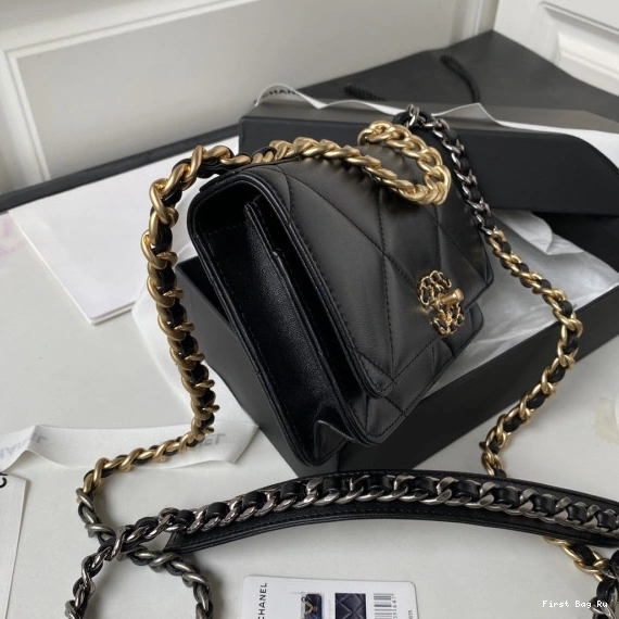 Firstbag Ru 19 ON CHAIN WALLET CHANEL 0714